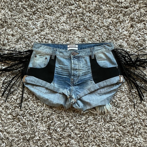 One Teaspoon Pants - One Teaspoon Light Wash Heartland Viper Bandits Denim Black Fringe Shorts